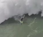 chute Chute d'un surfeur et un sauvetage en jet-ski qui tourne mal