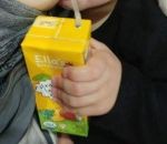 lait Un enfant se fait un milk-shake