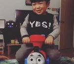 enfant Face Swap avec le train Thomas