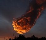 ciel feu Nuage en forme de boule de feu