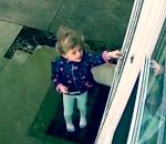 enfant Une petite fille s'envole en ouvrant une porte