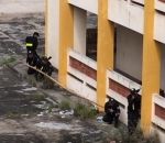 police technique La police vietnamienne escalade un immeuble avec une perche
