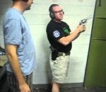stand pistolet Régis instructeur dans un stand de tir