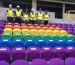 stade Des sièges arc-en-ciel dans un stade en hommage aux 49 victimes de la fusillade d'Orlando