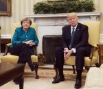 merkel serrer Donald Trump refuse de serrer la main à Angela Merkel