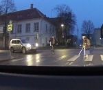 main frein Un bon samaritain aide une mamie à traverser une route
