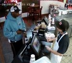 pistolet braquage Le caissier d'un fast food très calme face à un braqueur (Kansas City)