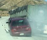 camion remorque autoroute Un camion roule avec une voiture accrochée à sa remorque