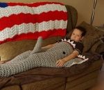 requin enfant Mamie a tricoté une couverture requin