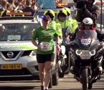 public femme L'arrivée de folie de la dernière du marathon de Rotterdam
