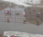 eau flaque inondation Des écolières russes en mode Fort Boyard