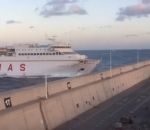 accident percuter Un ferry percute le quai d'un port
