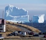 iceberg mer cote Un iceberg géant au large du Canada
