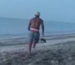 plage homme Instant Karma en voulant embêter un chien sur une plage