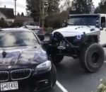 parking pousser stationnement Une Jeep pousse une BMW mal garée