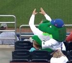 massage Une mascotte protège un enfant d'une balle de baseball