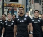 plaquage rugby Pub AIG : Les All Blacks plaquent les piétons japonais
