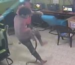 homme attaque Le client d'un cybercafé attaqué par un serpent