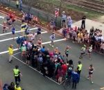 pieton traverser Traverser une rue pendant le marathon de Boston