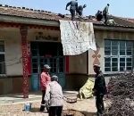 technique ouvrier Une technique pour monter du mortier sur un toit (Chine)