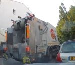 camion dechet Un éboueur jette des déchets dans la rue (Marseille)