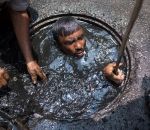 egout homme Boulot de merde : déboucher les égouts au Bangladesh