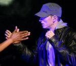 ciseaux pierre Eminem n'a jamais gagné un pierre-feuille-ciseaux