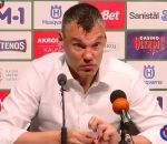 journaliste presse L'entraineur Sarunas Jasikevicius prend la défense de son joueur