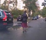 eau flaque chute Femme vs Klaxon de voiture (Kiev)