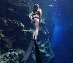 femme eau Plongée en apnée dans une eau limpide (Islande)
