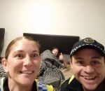 police homme ivre Ivre, la police le raccompagne chez lui et fait un selfie souvenir