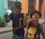 rap freestyle enfant Deux jeunes rappeurs font du freestyle dans la rue
