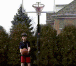panier basket Loop parfait : Un enfant sur un skate rate son panier