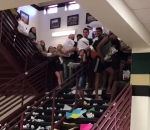 ecole eleve Des lycéens fêtent le dernier jour d'école en jetant des tonnes de papier