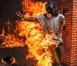 flamme feu Un manifestant en flamme après l'explosion d'une moto de police (Venezuela)
