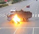 feu moto motard Un motard s'enflamme contre un camion (Chine)