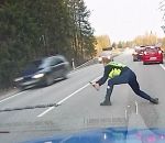voiture police policier Un policier lance une herse pour arrêter une voiture (Estonie)
