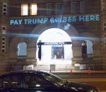 projection trump « Payez vos pots-de-vin à Trump ici », affiché sur la facade de son hotel