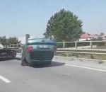 voiture remorquage Remorquage d'une voiture sur le toit (Albanie)