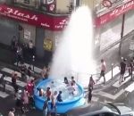 sauvage « Street Pooling », Piscine gonflable + Bouche d'incendie (Pantin)