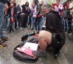 musicien rue Des supporters de l'Ajax très généreux avec un muscicien de rue (Lyon)