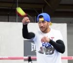 elastique balle Le boxeur Vasyl Lomachenko s'entraine avec une balle de tennis