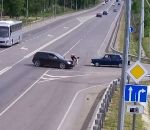 accident voiture route Une voiture coupe la route à un cycliste (Russie)