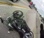 moto voiture Il coupe la route à un motard en changeant de voie (Los Angeles)