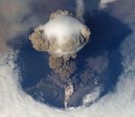 espace iss L'éruption d'un Volcan russe depuis l'ISS