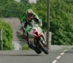 course moto chute James Hillier évite une chute de justesse sur l'île de Man (TT 2017)