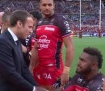 president macron Des joueurs fidjiens s'agenouillent devant Emmanuel Macron