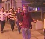 verre homme biere Pendant les attentats de Londres, il fuit avec son verre de bière