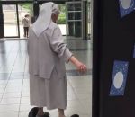 vote bureau Kamoulox : Une nonne de 77 ans vote en hoverboard (Baugé)