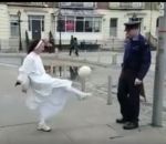 ballon Un policier fait des jongles avec une nonne